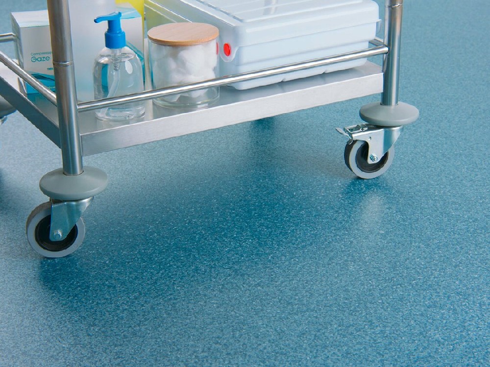 醫療地面材料新趨勢：抗菌 + 易消毒 + 環(huán)保 PVC 地板成首選