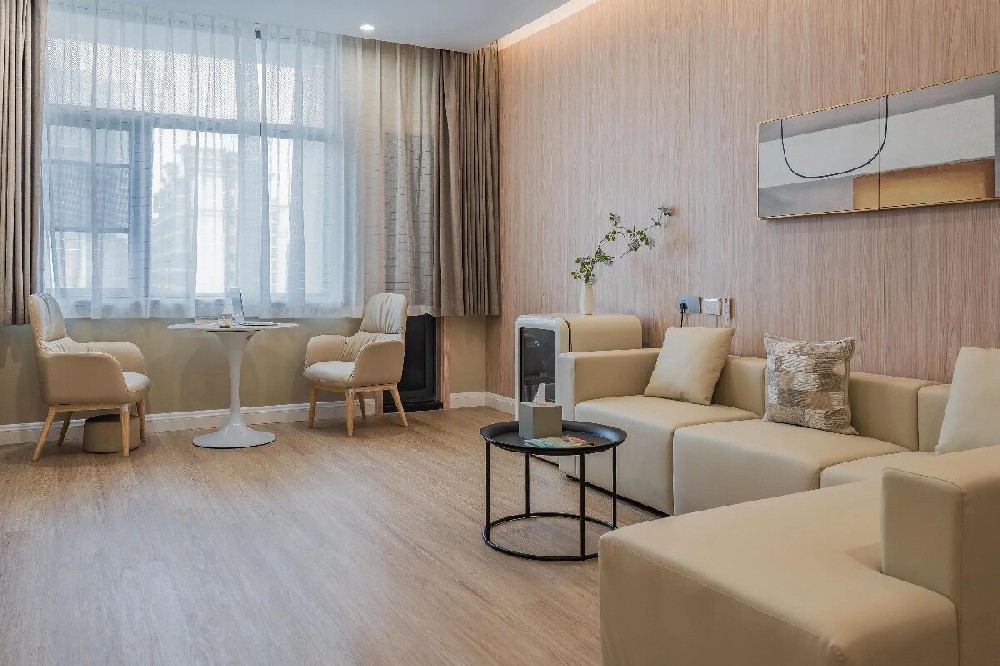 商用地面材料升級，PVC 地板替代傳統瓷磚 / 木地板成大勢