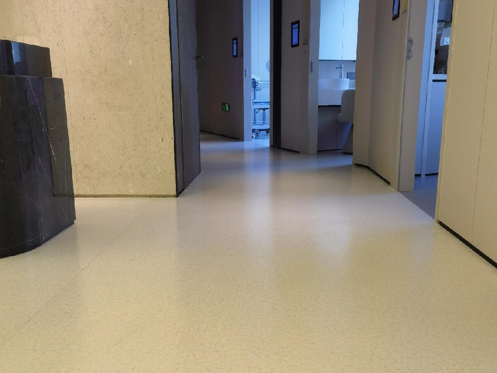 同質(zhì)透心地板與復合PVC地板的區別，看完就會(huì )選